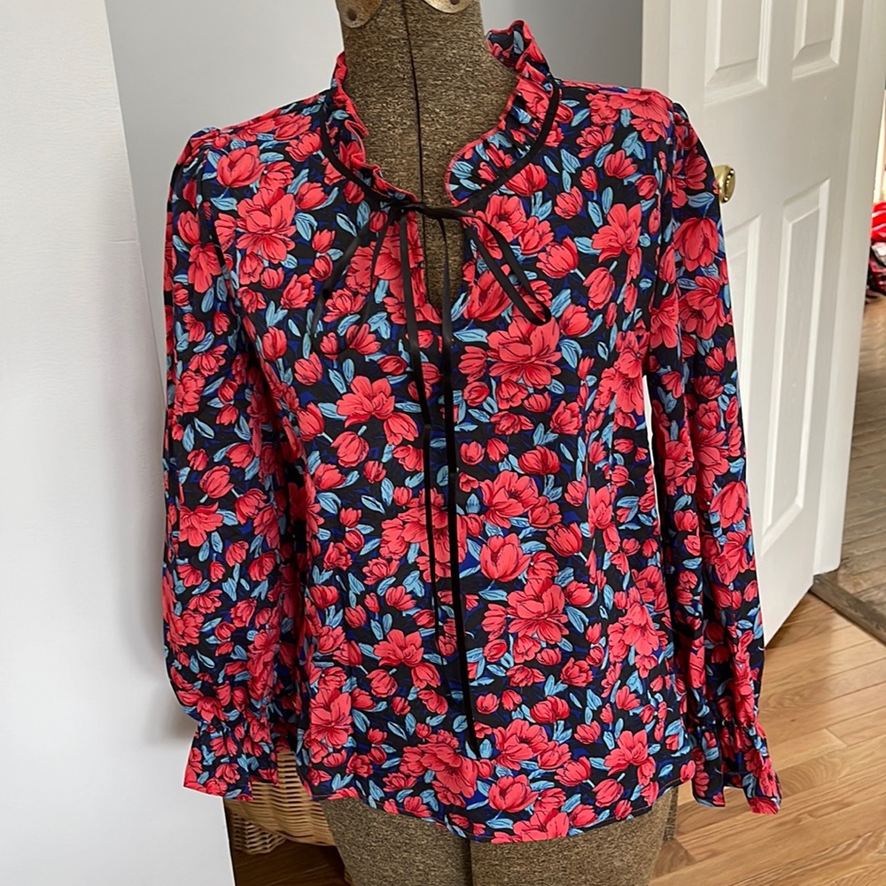 Flowered elegant blouse. Size (M) NWOT